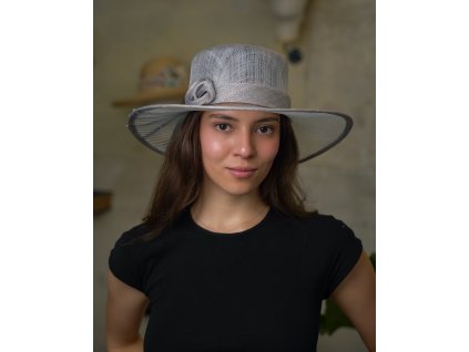 Cloche slávnostný sivý klobúk s ozdobou - zo sisalovej slamy