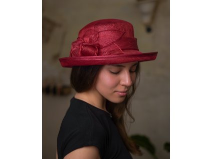 Cloche červený slávnostný klobúk s ozdobou - zo sisalovej slamy