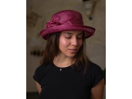 Cloche bordový slávnostný klobúk s ozdobou - zo sisalovej slamy