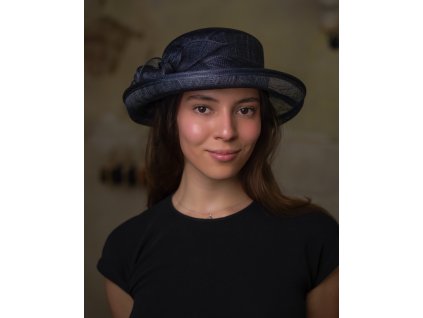 Cloche modrý slavnostní klobouček s ozdobou - ze sisálové slámy