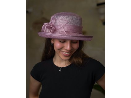 Cloche ametyst slavnostní klobouček s ozdobou - ze sisálové slámy