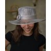 Cloche slávnostný sivý klobúk s ozdobou - zo sisalovej slamy