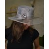 Cloche slávnostný sivý klobúk s ozdobou - zo sisalovej slamy