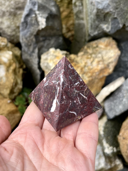 pyramida červený onyx cca 5 cm č.1 G2 18 7