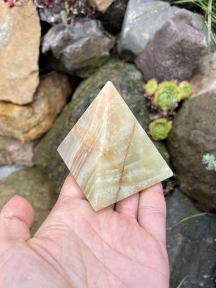 pyramida aragonitová zlatý onyx ě
