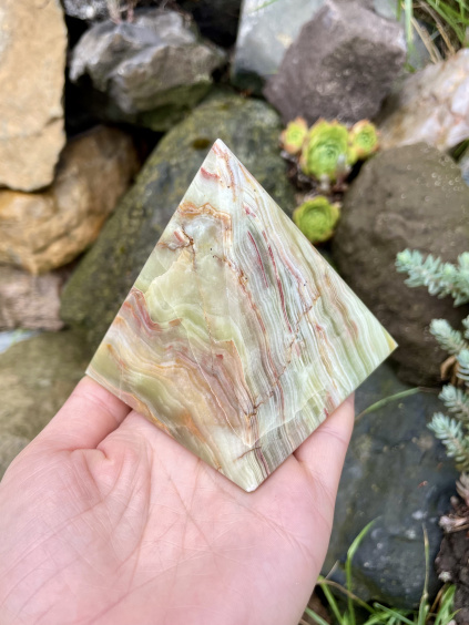 pyramida aragonit zlatý onyx 7,5 cm č.1 C5 6741