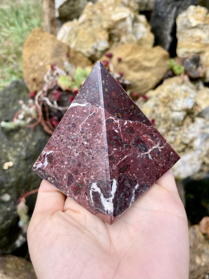 pyramida z červeného onyxu Klid ohně č.1 B2 782 11