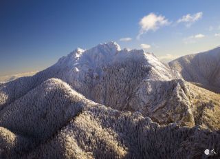Z lietadla pôsobí tento symbol Malej Fatry ešte majestátnejšie – zhora si človek uvedomí, aký je v skutočnosti výnimočný....