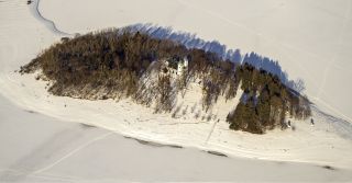 Z lietadla vyzerá aj zima nežnejšie. ✈️❄️ Slanický ostrov na Oravskej priehrade – malý ostrov, veľký príbeh. Niekedy stačí...