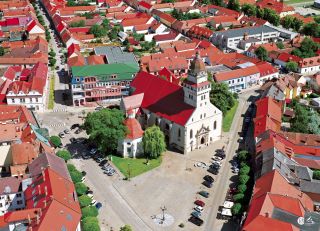 🔍 Spoznáte, kde to je? Letecký pohľad na jedno krásne slovenské mestečko — s dominantou, ktorú len tak neprehliadnete. ⛪ A...