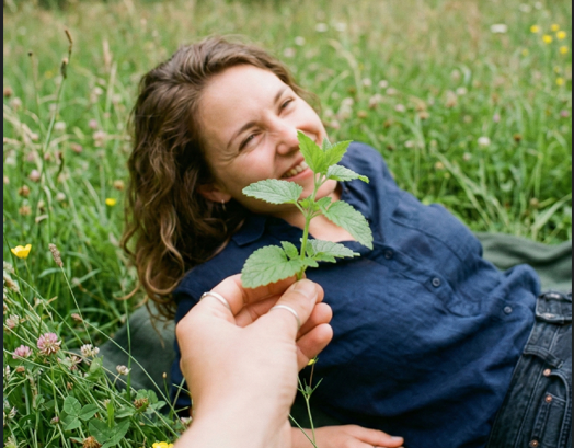 🌿 ByliNAJ priateľstvo: keď ženská blízkosť lieči ako bylinky