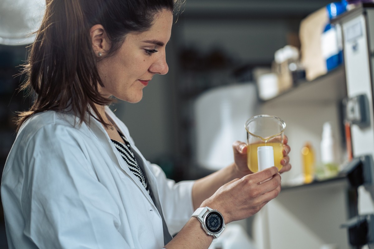 Práca s bylinným extraktom v laboratóriu Herba Drug