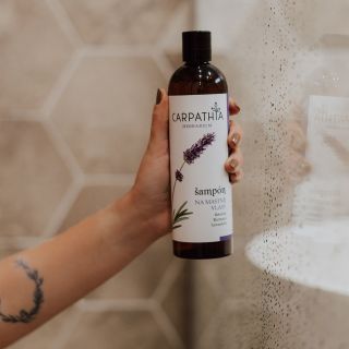 🌿 Vlasy, ktoré sa rýchlo mastnia? Najčastejšie je za tým podráždená alebo presušená pokožka hlavy. Keď sa bráni, začne...