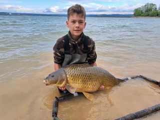 Překrásná ryba se Vojtovi povedla na Rozkoši 👌👌 #carpsonbaits #boiliesztřebíče #CB1 #kapřijenomkapři