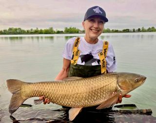 Verča vyrazila do Itálie a zdolala na popku broskev 🍑 tohoto krásného amura 🐟 #carpsonbaits #boiliesztřebíče #kapřijenomkapři