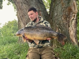 Jindra s pěkným šupíkem z řeky 🐟 #carpsonbaits #boiliesztřebíče #kapřijenomkapři #CB1