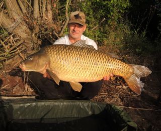 Radoš s krásným kaprem z odhozu 👌👌👌 #carpsonbaits #boiliesztřebíče #CB1 #kapřijenomkapři
