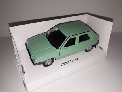 Model auta Škoda Favorit zelená 1:38 | Welly