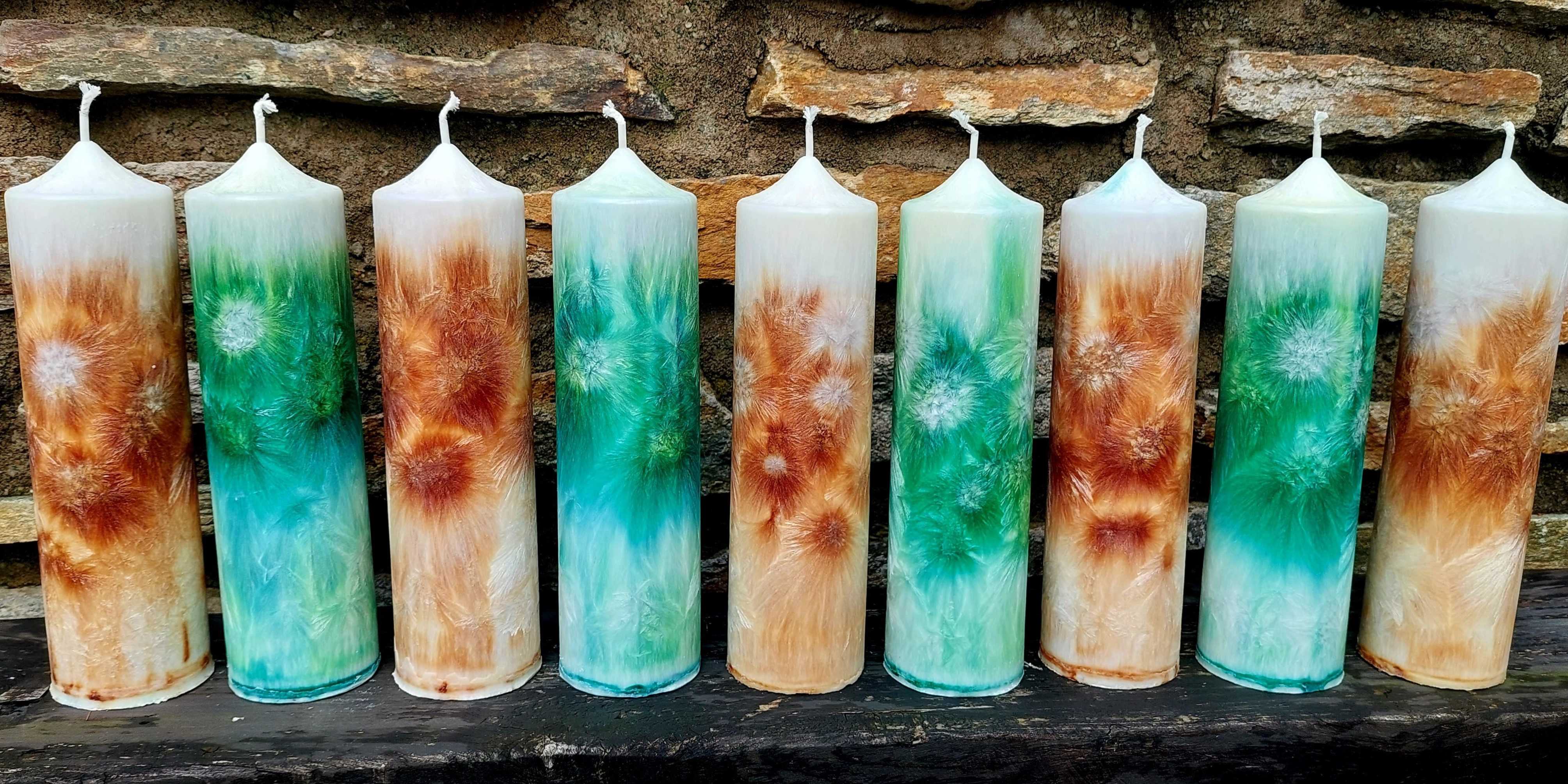 Ručně vyráběné svíčky CassiopeiaLight s barevnými vzory a vysokými vibracemi