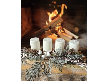 Bílé adventní svíčky CassiopeiaLight u krbu