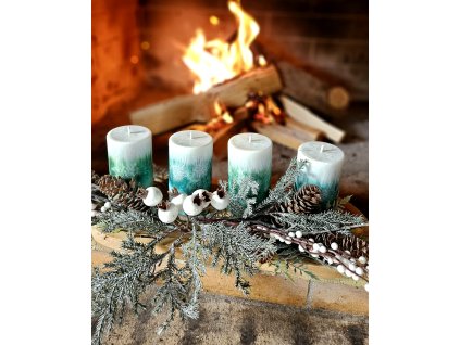 Zelené adventní svíčky CassiopeiaLight u krbu