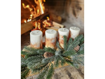 Hnědé adventní svíčky CassiopeiaLight u krbu