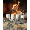 Bílé adventní svíčky CassiopeiaLight u krbu