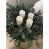 Adventní věnec s bílými svíčkami z palmového vosku