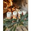 Hnědé adventní svíčky CassiopeiaLight u krbu