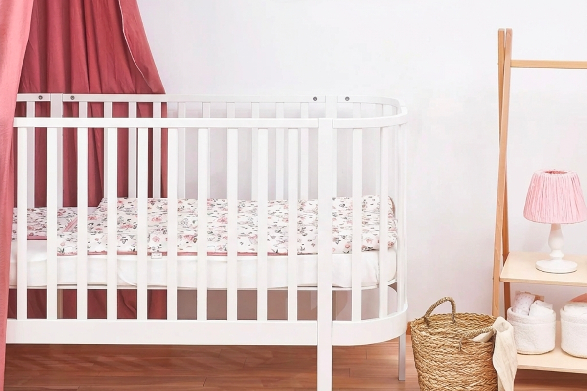 Detail postieľky ZEB – biela farba a zaoblené hrany