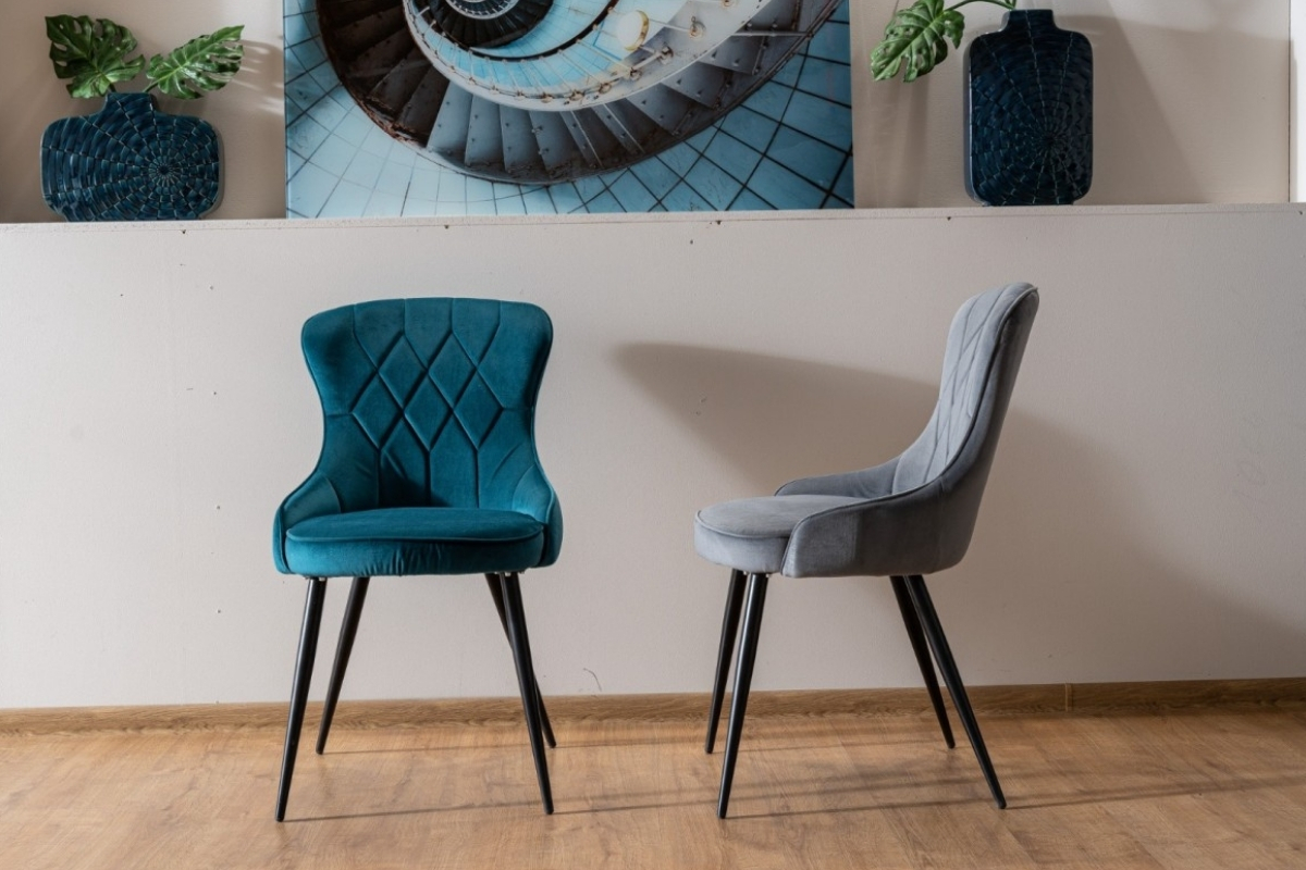 KAYLA – čierna kovová podnož, detail spojov