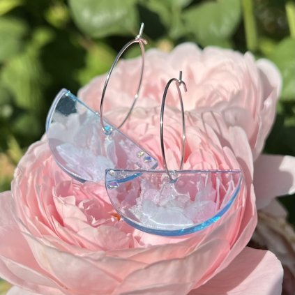Náušnice Eudokia z láhve ginu Bombay Sapphire se třpytkami na kroužku na růžové růži