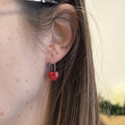 Náušnice kroužky se srdíčky mini na uchu 1024x1024