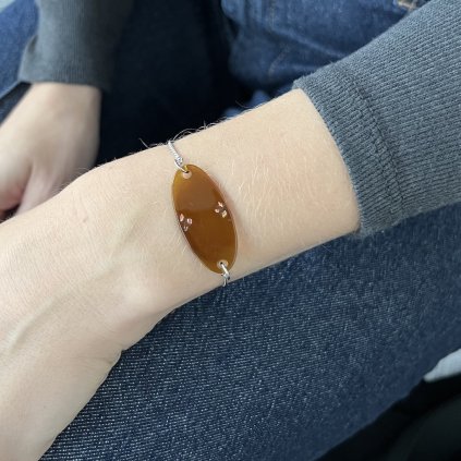 Náramek Pulcheria z láhve od piva se třpytkami na ruce 1024x1024