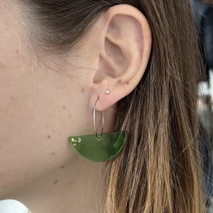 Náušnice Eudokia z láhve od vína zelené barvy ma kroužku se třpytkami na uchu 1024x1024