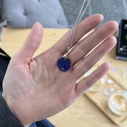 Náhrdelník Eufrozina modrý Ryzlink se třpytkami na ruce 1024x1024