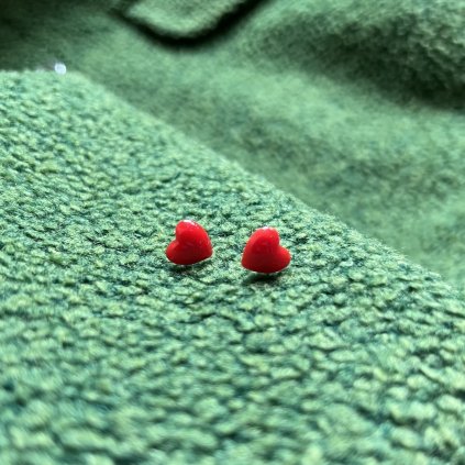 Pecky srdíčka mini na kabátu 1024x1024