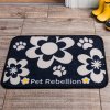 PET REBELLION Koberecek pod misku Dinner Mate Flowers Black 40x60cm 2706202414300897214