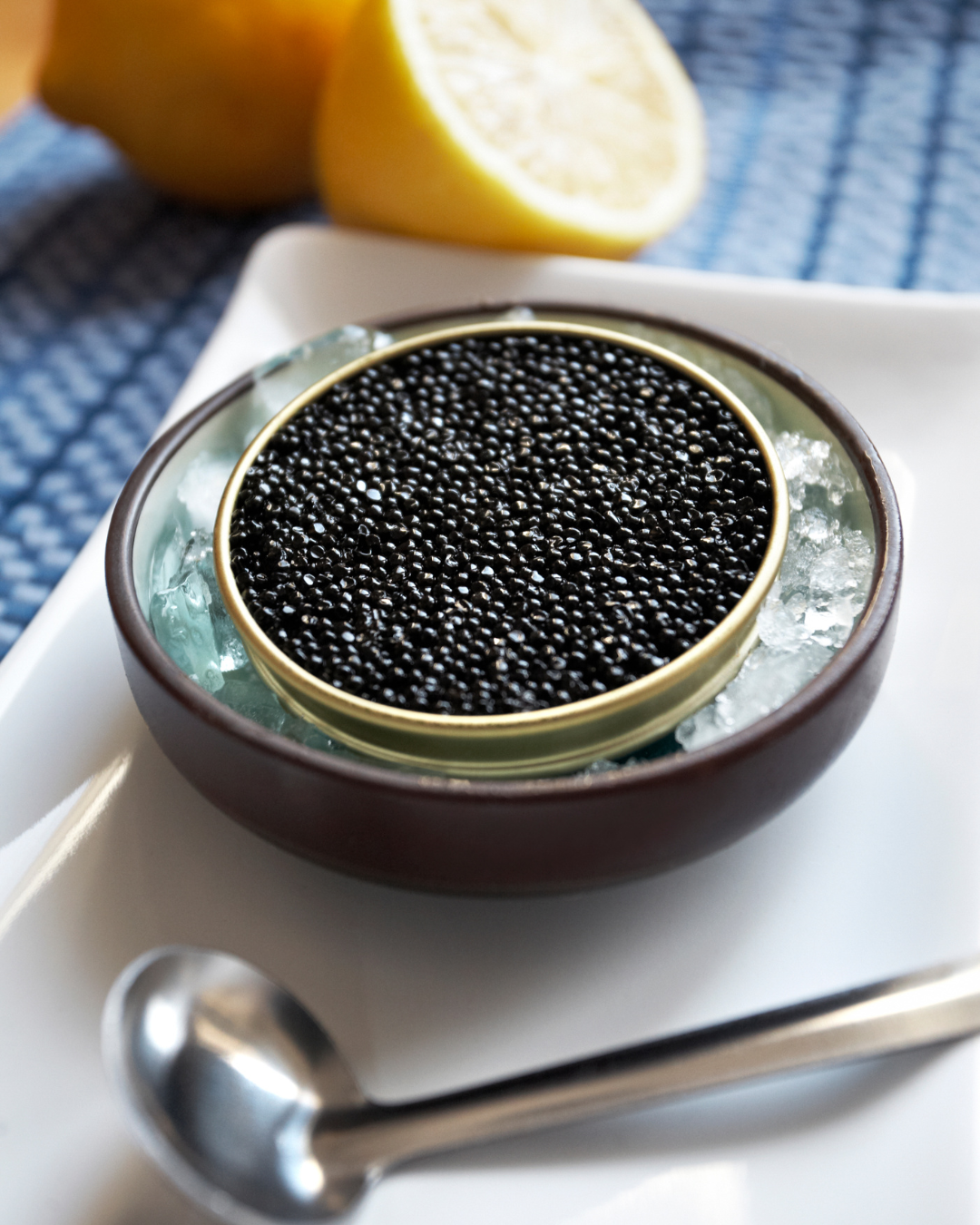 Jak správně servírovat kaviár jako profesionál