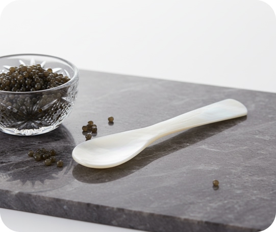 Proč je perleťová lžička důležitá při servírování jeseterového kaviáru?