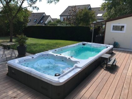 SwimSpa 801 – plávacia vírivka v záhrade pri terase, celkový pohľad na inštaláciu