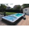 SwimSpa 801 – plávacia vírivka v záhrade pri terase, celkový pohľad na inštaláciu