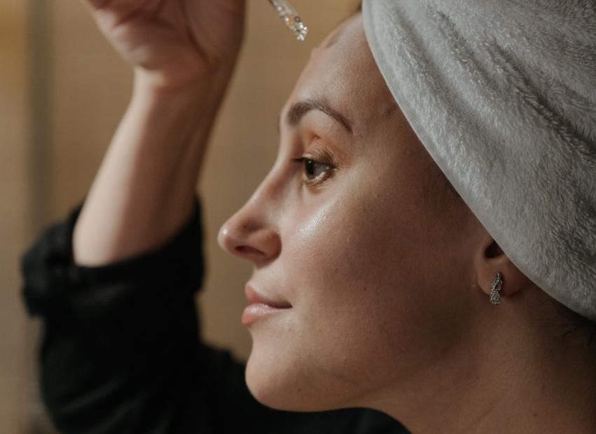 žena používá pleťové sérum