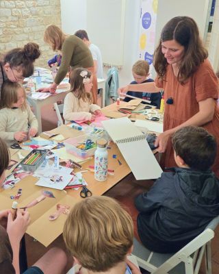 🤔 Jak přimět děti, aby se těšily na knížky jako na dobrodružství? 🎒📖 Uspořádejte pro ně osobní setkání s knižními tvůrci!...