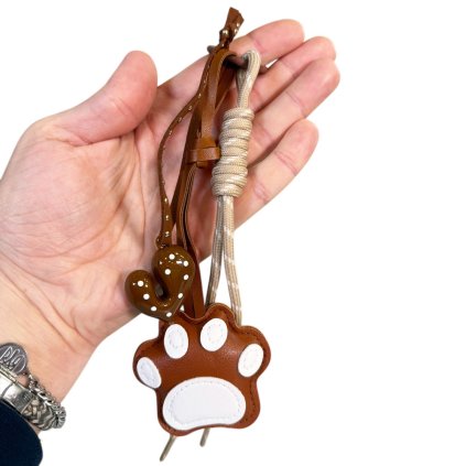 přívěsek kožený tlapka 1