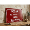 pozor na kousavý humor