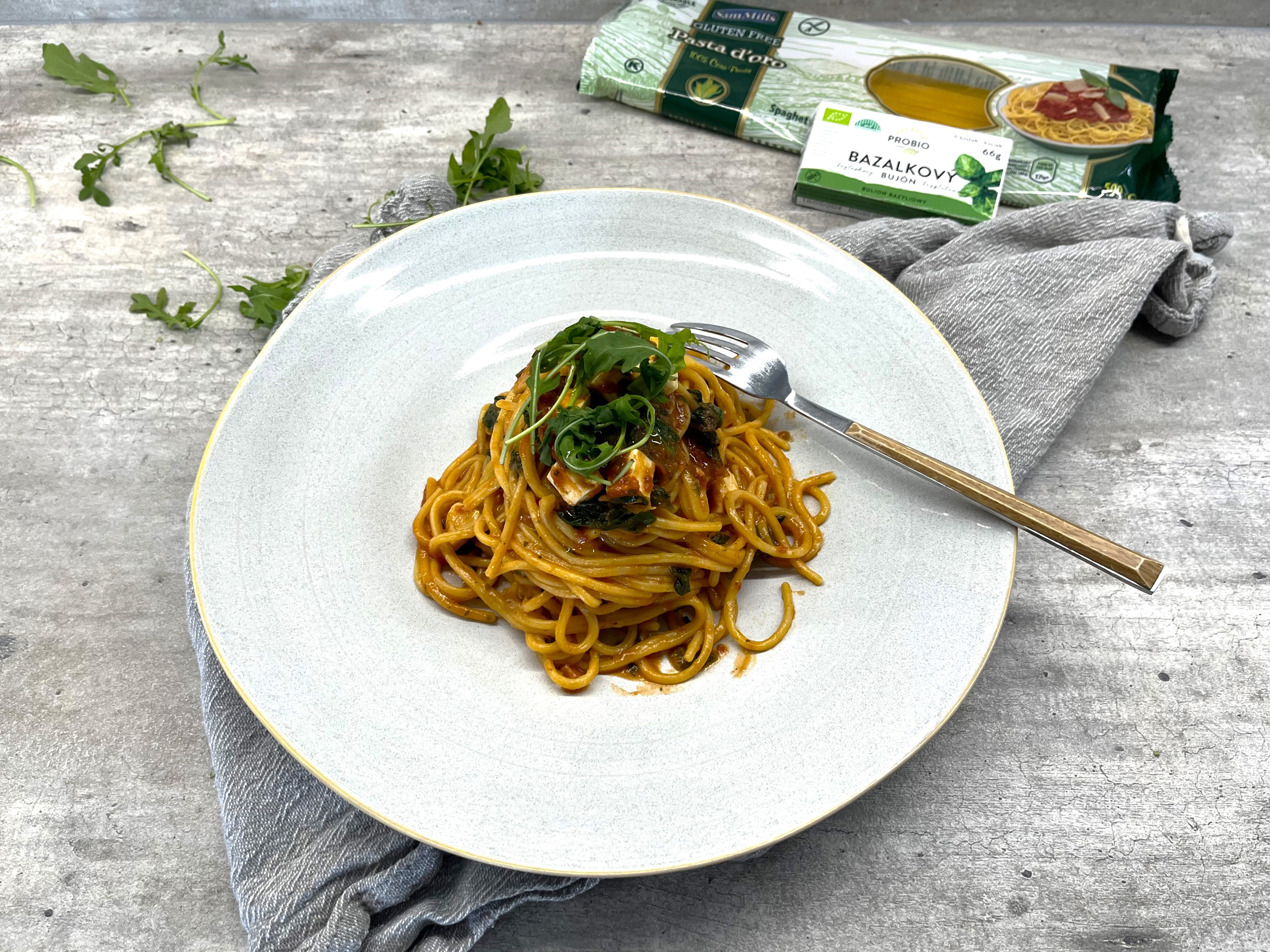 Recept na cestoviny s paradajkovou omáčkou a balkánskym syrom