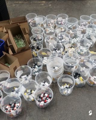 🔥 UZUPEŁNIAMY DLA WAS NOWE FARBY INKED ARMY 🎨 Segregujemy odcienie, zapełniamy półki i przygotowujemy nową dostawę farb do...