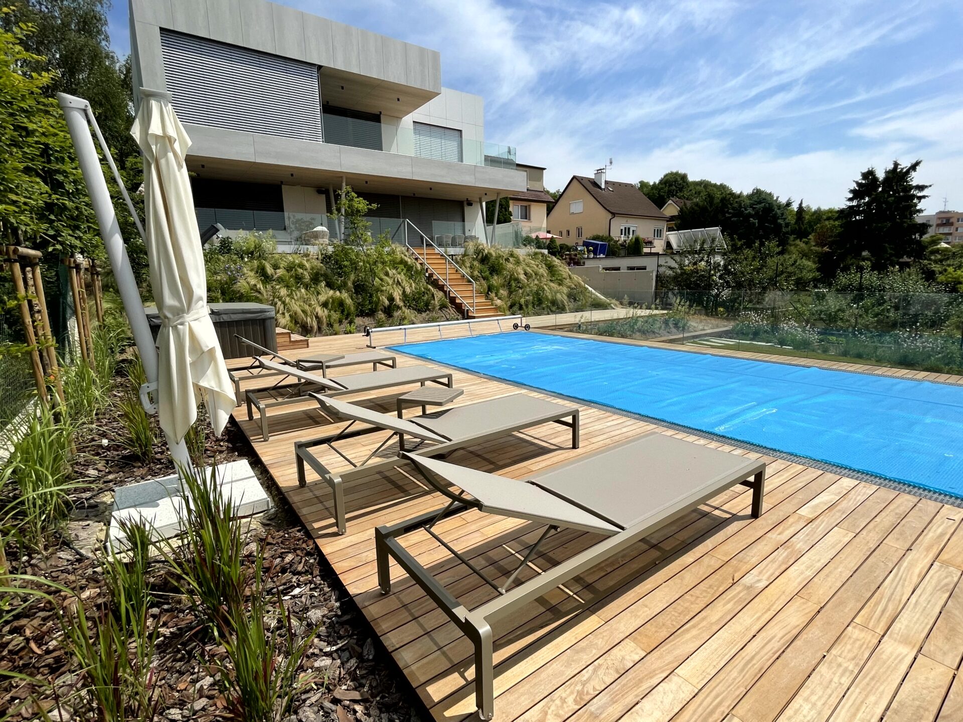 Realizácia v Trenčíne: Premena záhrady na moderné miesto pre oddych celej rodiny