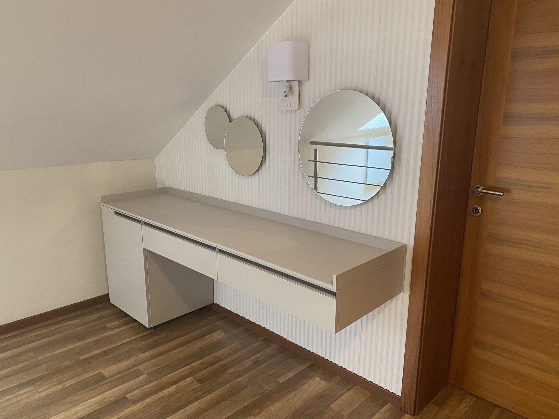 MODERNÝ TOALETNÝ STOLÍK ATLANTE